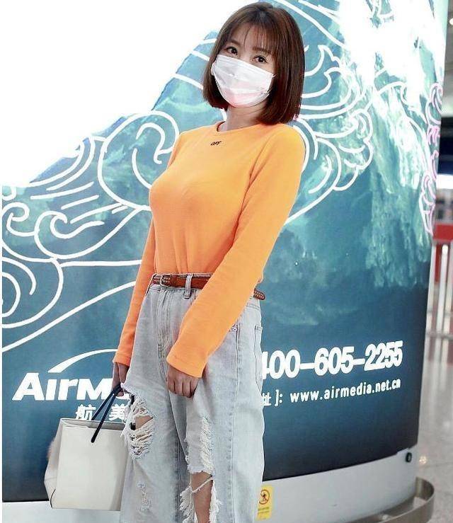 李玟coco的健身身材不得了穿黑t恤配破洞牛仔裤好有活力