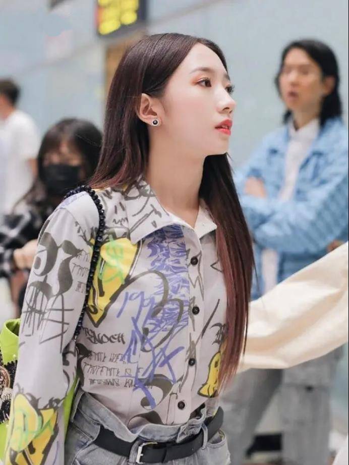 原创能把牛仔裤裤头穿出五道褶的孟美岐绝了网友身材太好了