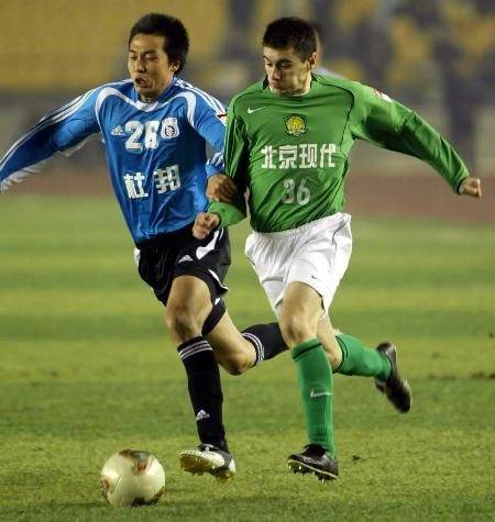 第66分钟,翟彦鹏打入一球,陈国强第三次判罚进球无效,全场响起震耳欲