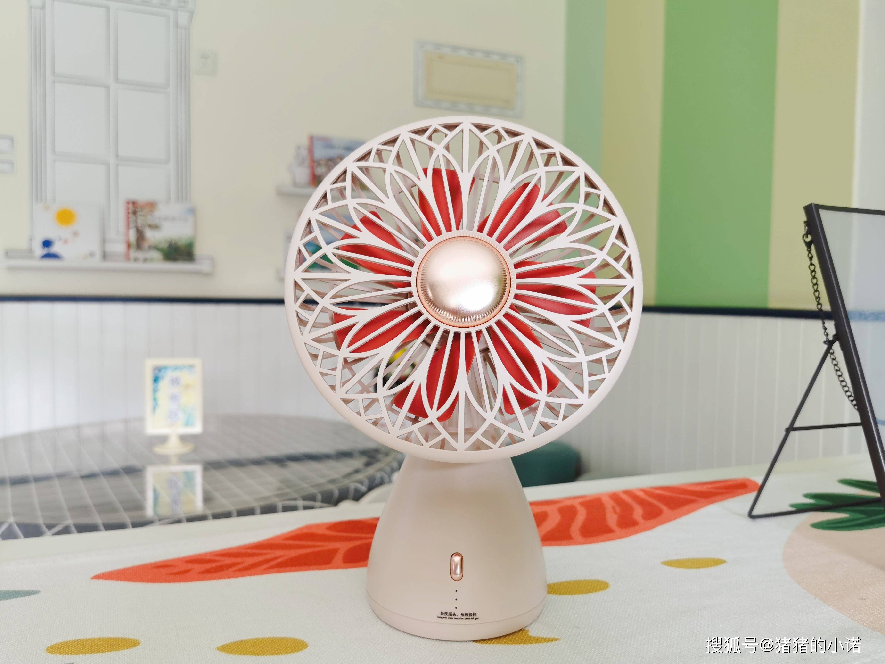 凉风轻拂向物桌面风扇让夏天健康吹风