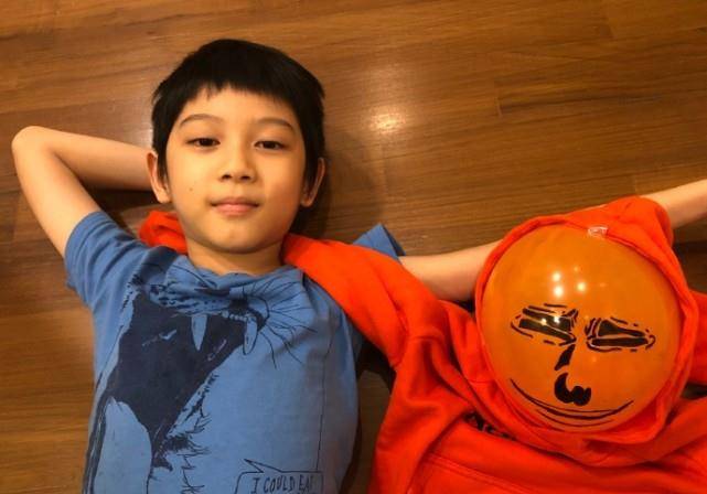 42岁胡静豪宅外烧烤,素颜出镜皮肤好,红酒配美食边吃边玩_生活_儿子