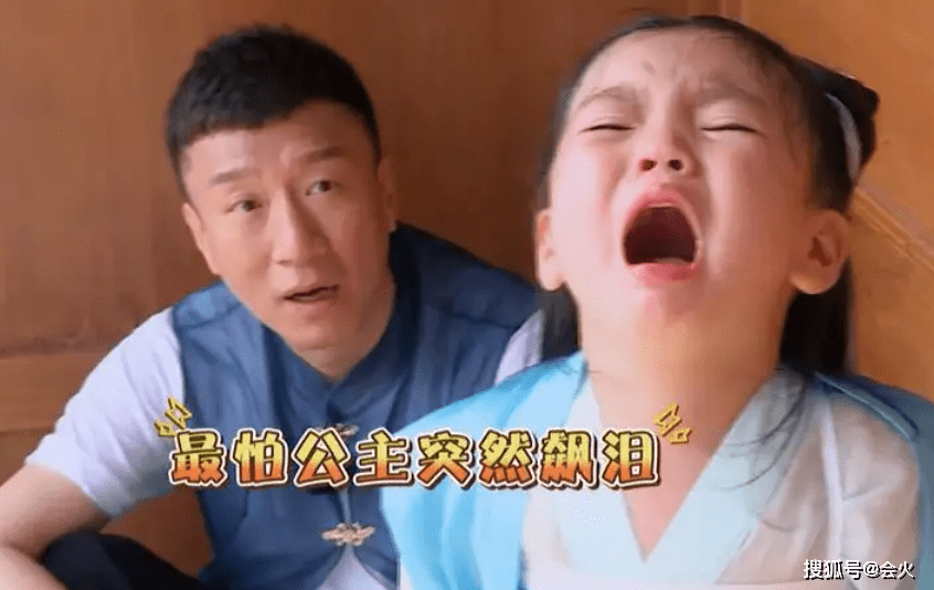 孙红雷抱5岁女儿逛街,任女儿大力揉搓脸部