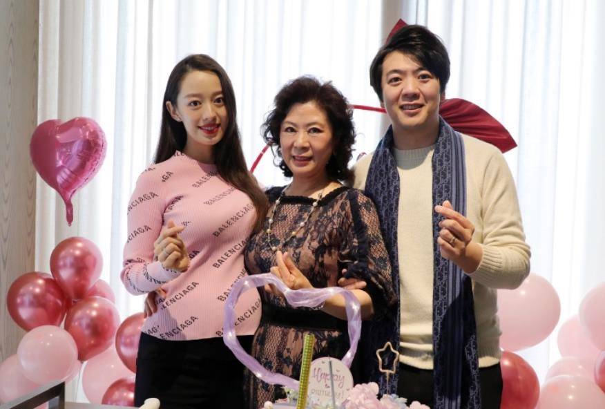 原创郎朗妈妈生日照被传妻子吉娜身材却成焦点终于像是孕妇身材了