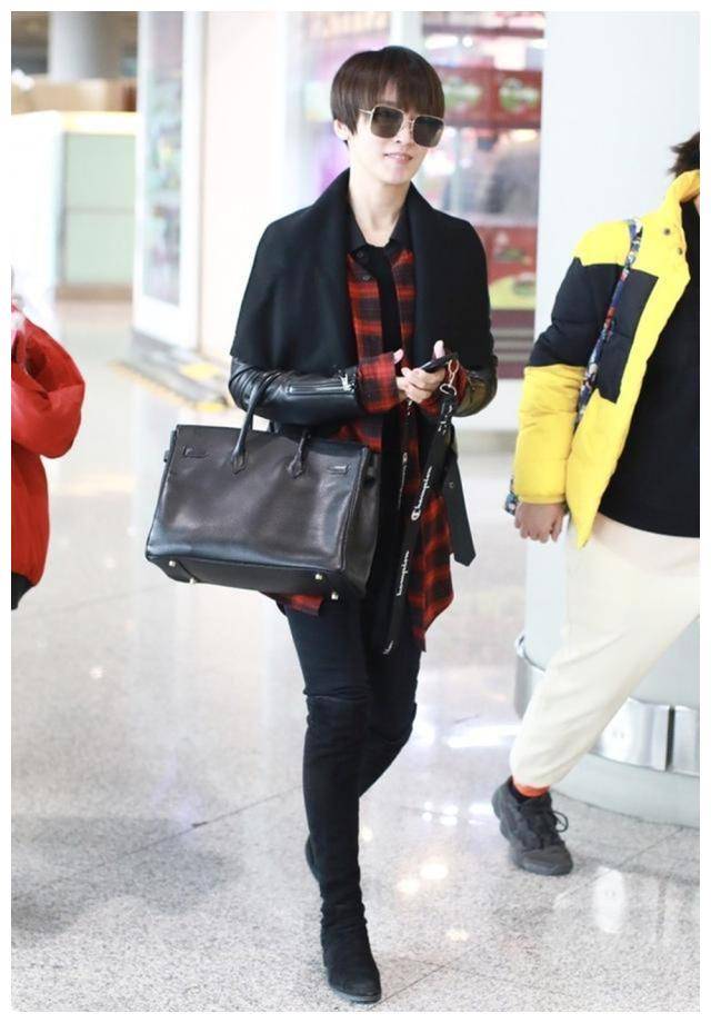 原创吴京娇妻谢楠现身机场格子衫配皮衣帅气不输小鲜肉哪像俩娃妈