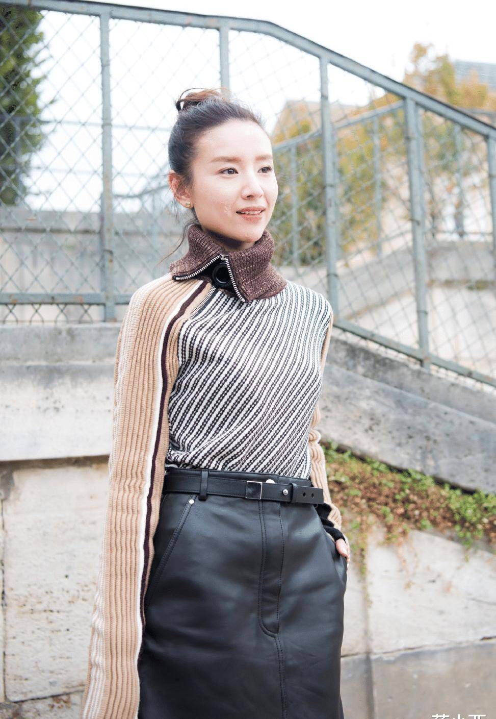 原创董洁罕见走t台一袭斜肩连衣裙高贵优雅高级气质一般人比不上