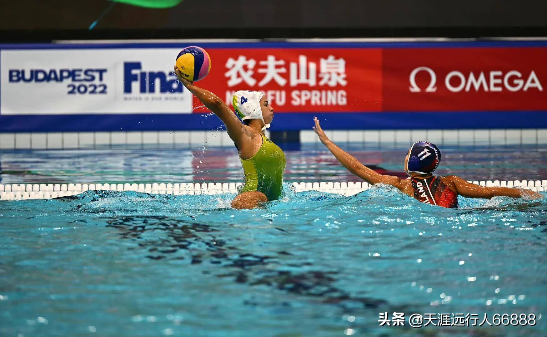 出两枚金牌中国选手赵捃博航,孟瑞和马小茗出战男子水球交叉赛意大利
