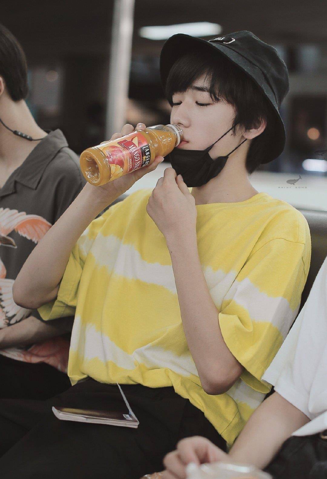 原创日系美少年宋亚轩笑容阳光灿烂暖人心穿搭也是教科书式优秀