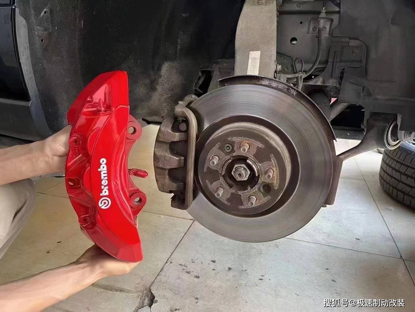 路虎揽胜原厂50brembo六活塞卡钳原装位安装有效提高刹车性能缩短刹车