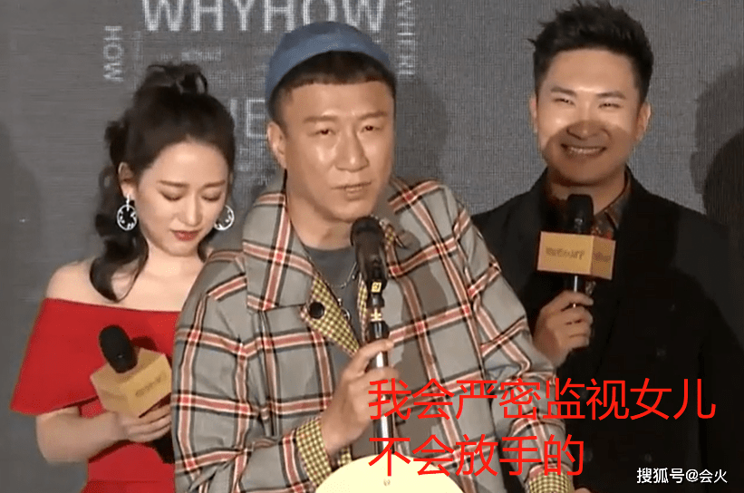 孙红雷抱5岁女儿逛街,任女儿大力揉搓脸部