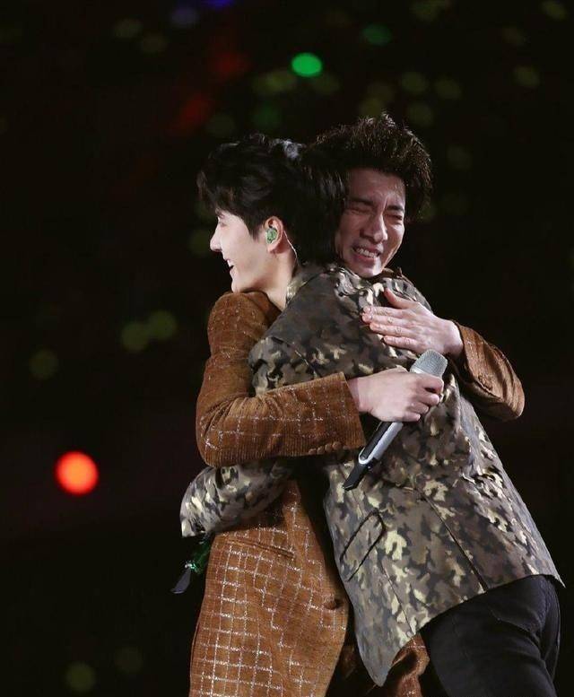 王力宏分享自己与王一博合作《龙的传人》的舞台视频,并评价王一博"