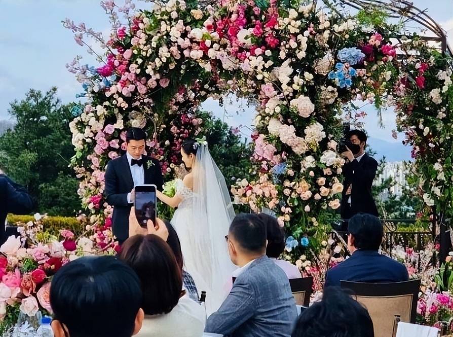 张娜拉婚礼现场和孙艺珍差不多：婚纱照首次曝光，新娘子现场跳舞