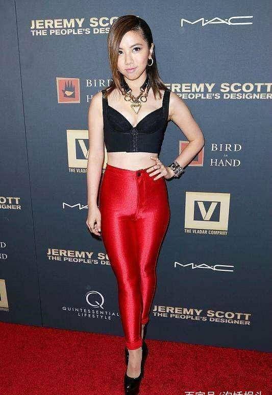 邓紫棋事业线小蛮腰在线,原本只想秀个事业线,结果让衣服抢了镜_黑色