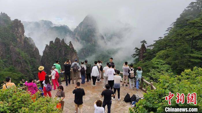 安徽黄山旅游市场复苏 单日接待游客突破万人