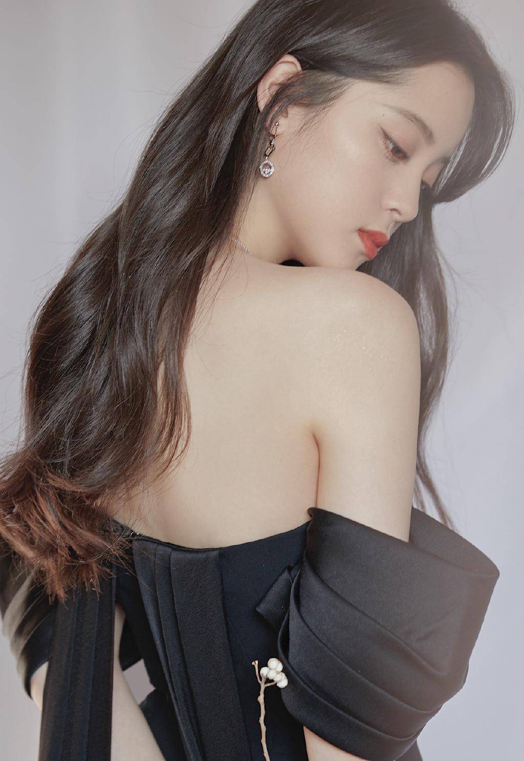 原创20岁欧阳娜娜终于美了轻薄衬衫透出白色吊带处处彰显时尚女范