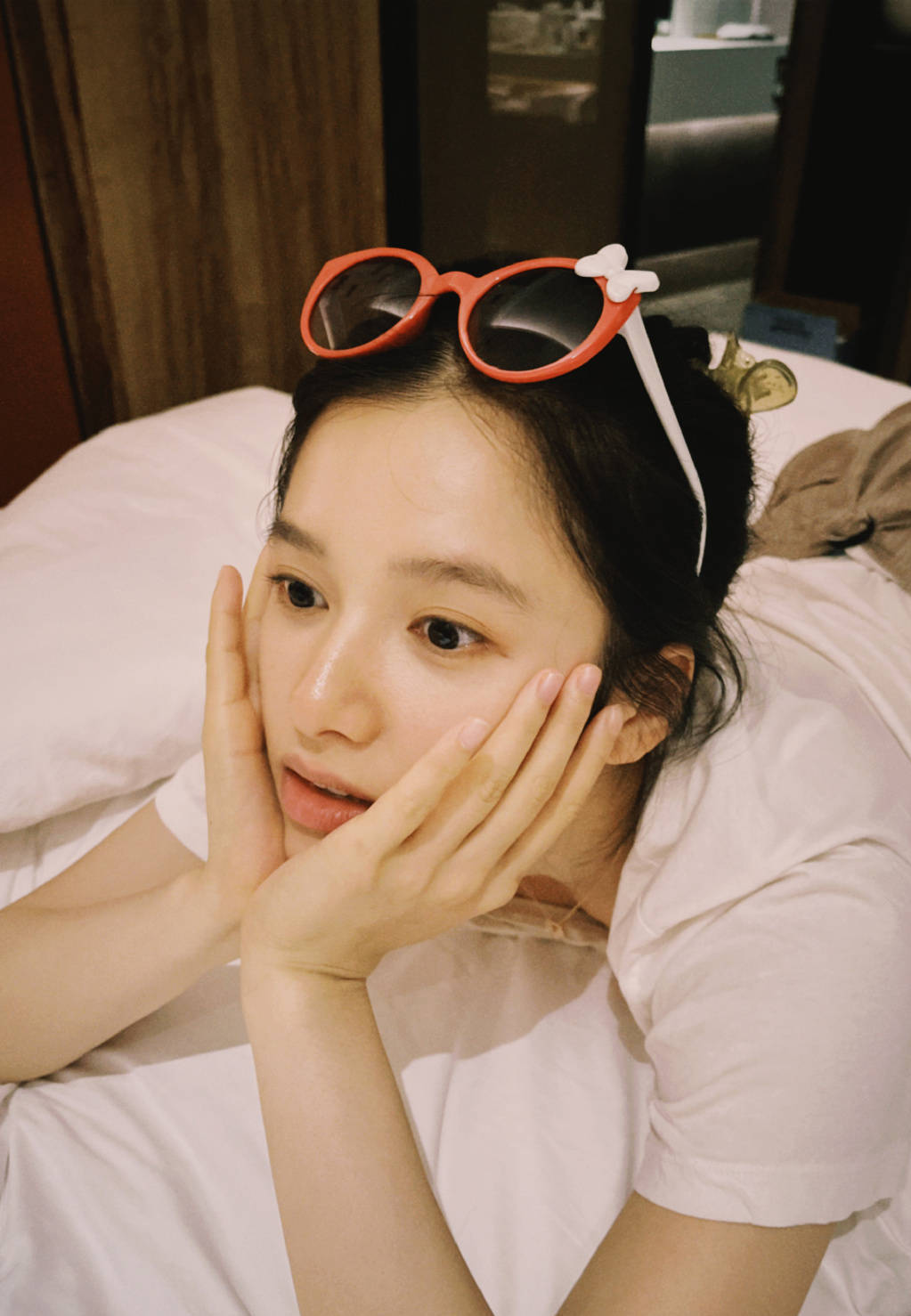 张婧仪戴墨镜卧床拍美照 素颜出镜皮肤光滑状态佳