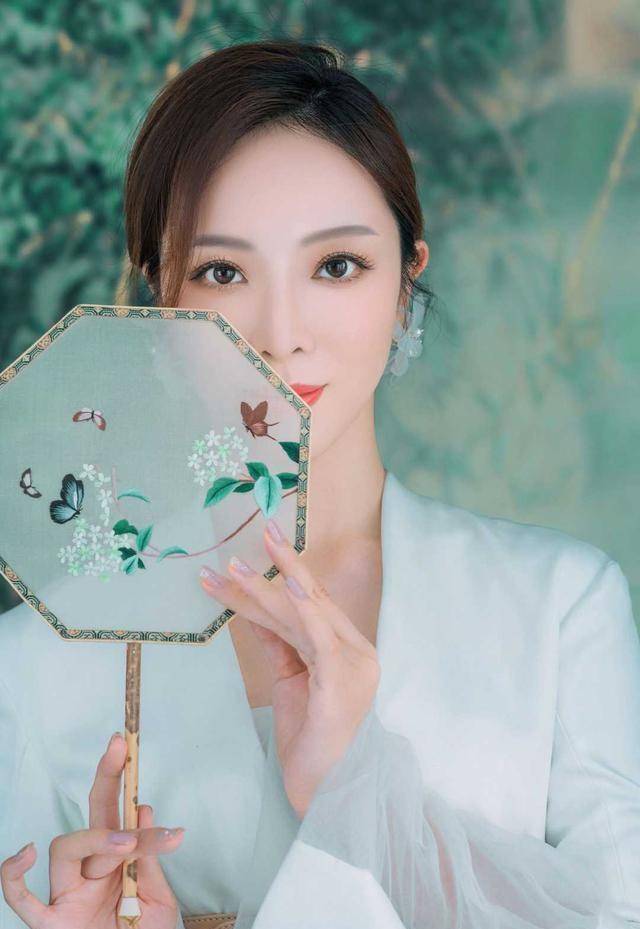 思思不愧是主持人,一身古风造型气质惊艳,腰封凸显了苗条身材_连衣裙