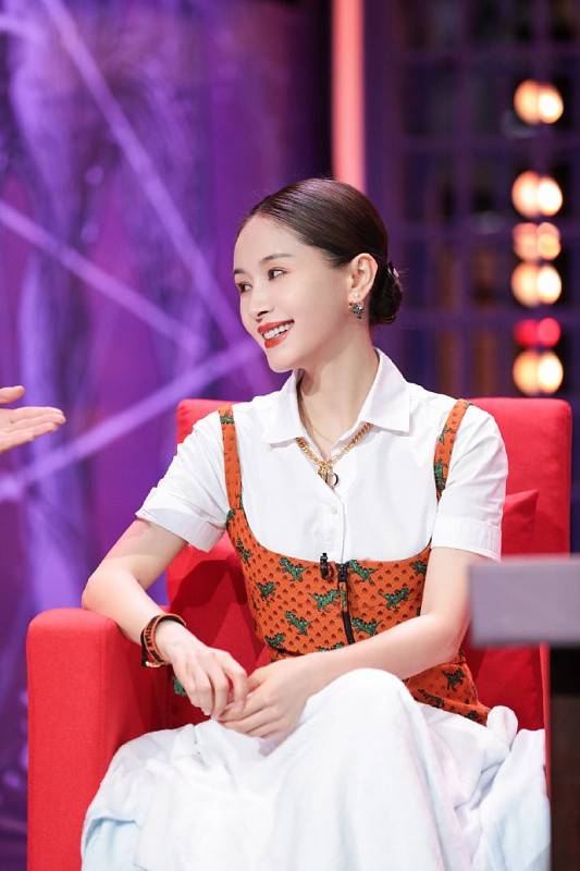 毛晓彤和王子文撞衫同是印花裙风格差距真挺大但看着都挺美的