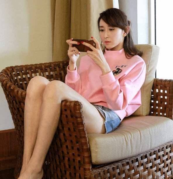 43岁胡静近照曝光,戴狐狸耳头饰跳舞太可爱,皮肤白皙大长腿抢镜