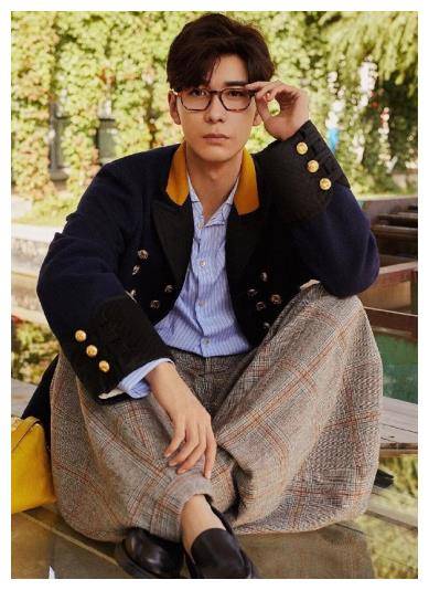 三线男演员花3万块买名牌大衣只为撞衫肖战,效果却让人忍俊不禁
