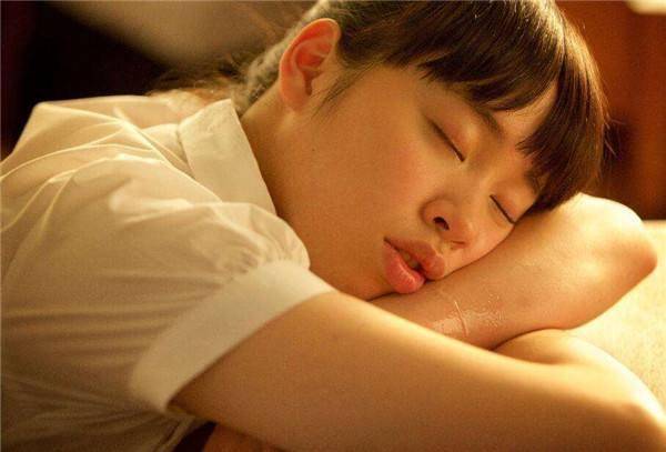 小孩睡觉流口水是什么原因 正常吗？