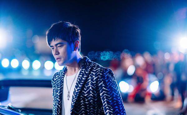 原创周杰伦庆祝叱咤风云票房突破千万发妻子昆凌的帅气赛车照