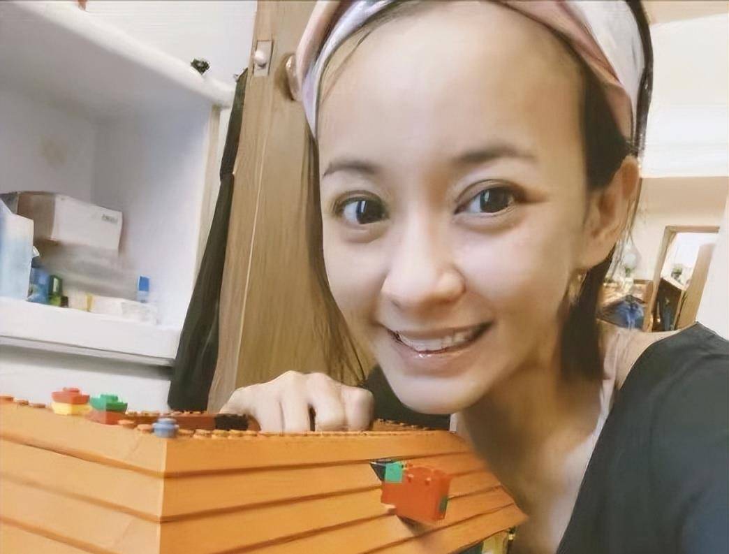 掀起刘海的陈意涵,因为脸上一点肉都没有,过于窄小了,只剩下尖尖的