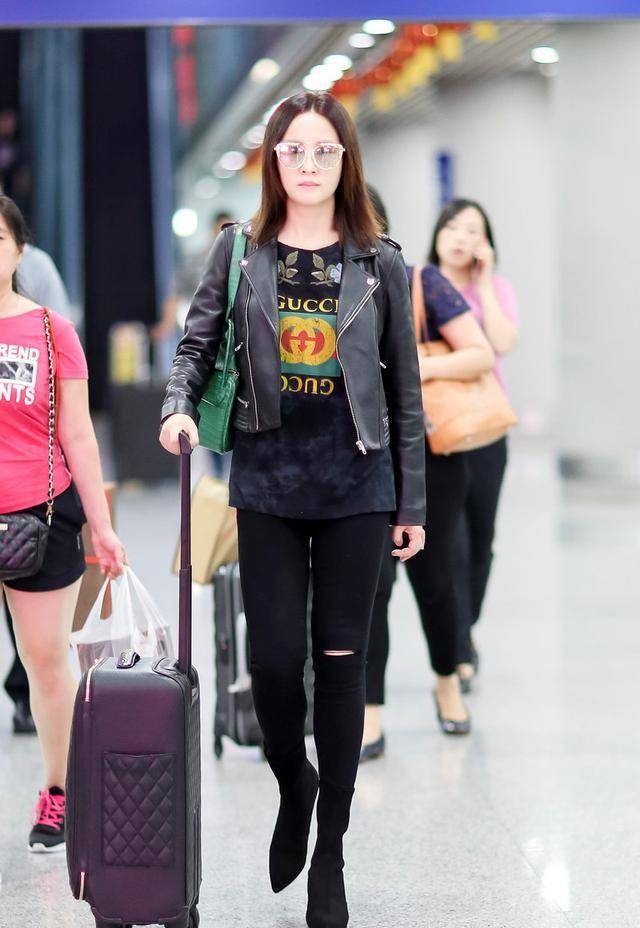 原来陶红的腿这么长,穿皮衣配紧身牛仔裤走机场,以为是哪位超模