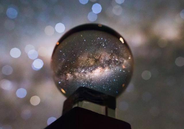 原创             奇观！一位天文学家在水晶球里拍摄了一张我们银河系的壮观照片