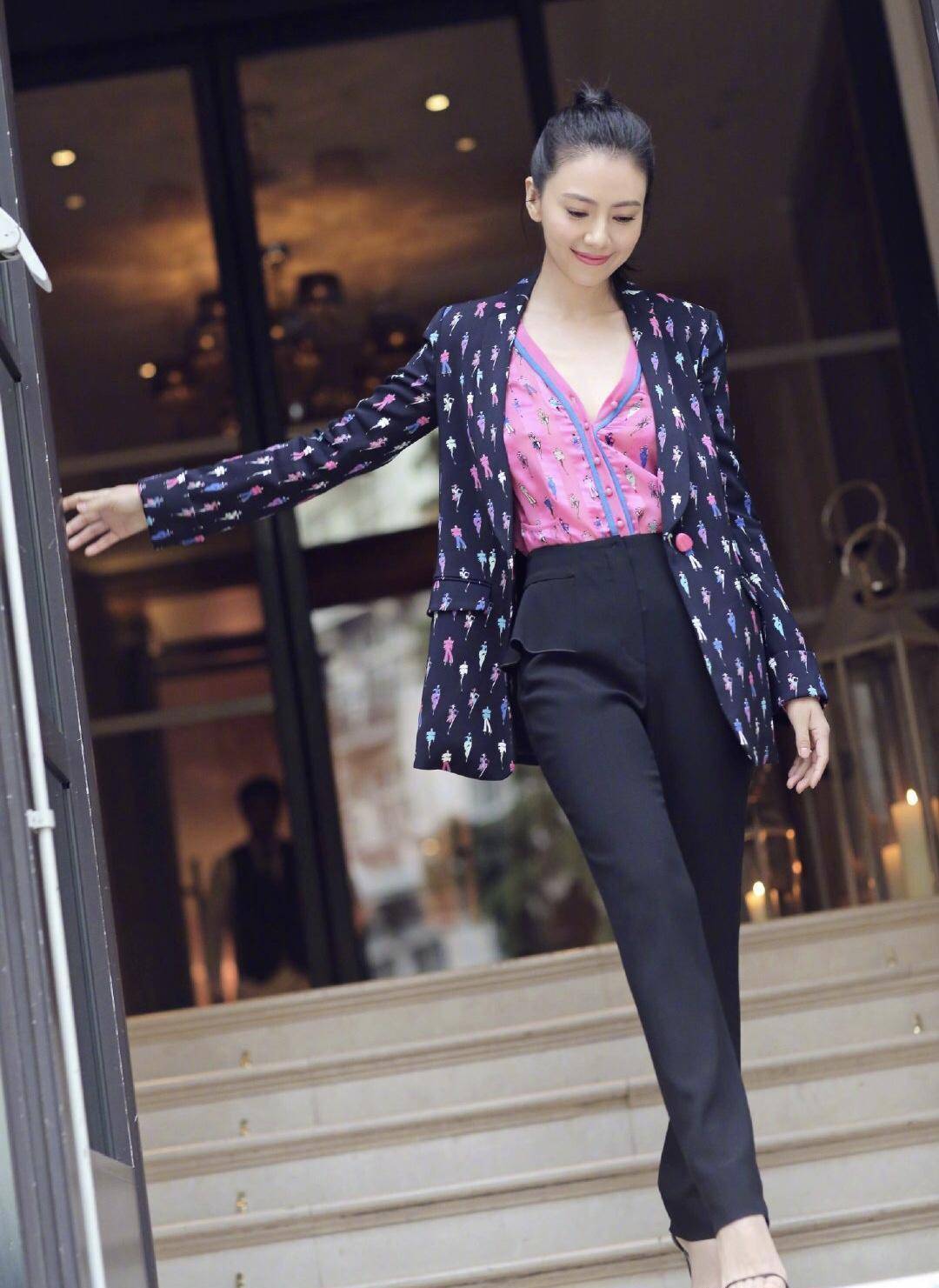原创高圆圆气质这一块拿捏够稳的穿印花西服搭配西裤优雅干练