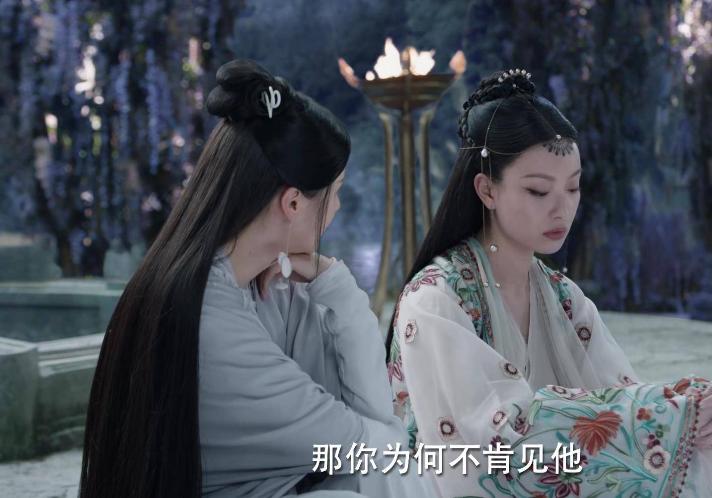 灵汐承认了自己的公主身份,留在了山灵族照顾重伤昏迷的国主翎月