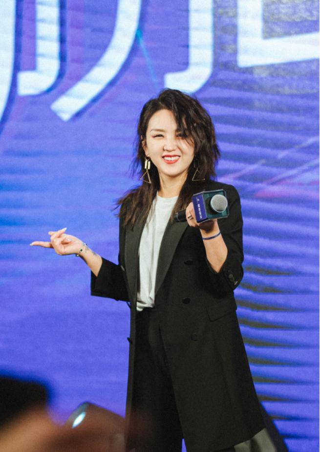 何洁气质全开,穿一套黑色西服套装干练知性优雅,时髦又减龄_进行_身材