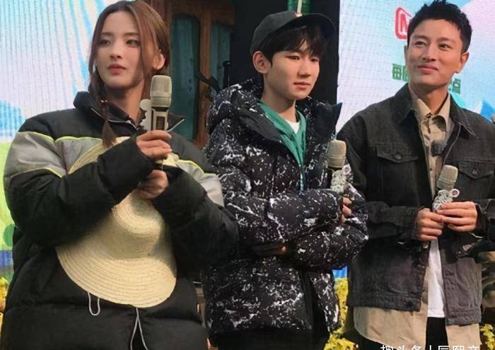 杨超越醉酒失态的视频曝光:男同事摸头安抚,她撒泼大喊"爸爸"_王源