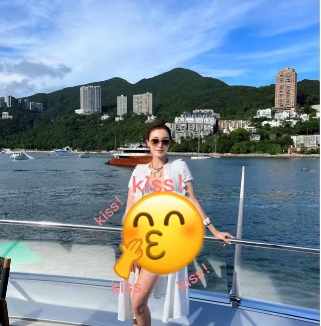 富太李嘉欣晒游艇出海照穿泳衣颜值身材回春曾抢救捡回一条命