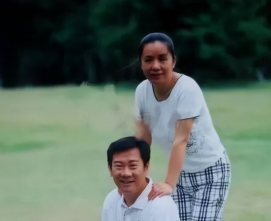 原创央视主持赵保乐娶普通女工妻子婚后生一子一家三口幸福甜蜜