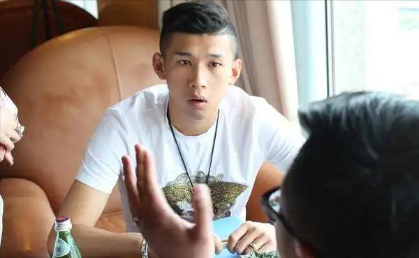 网红天佑惨遭禁封16年,直言开酒吧不为赚钱,三五好友聚聚就好