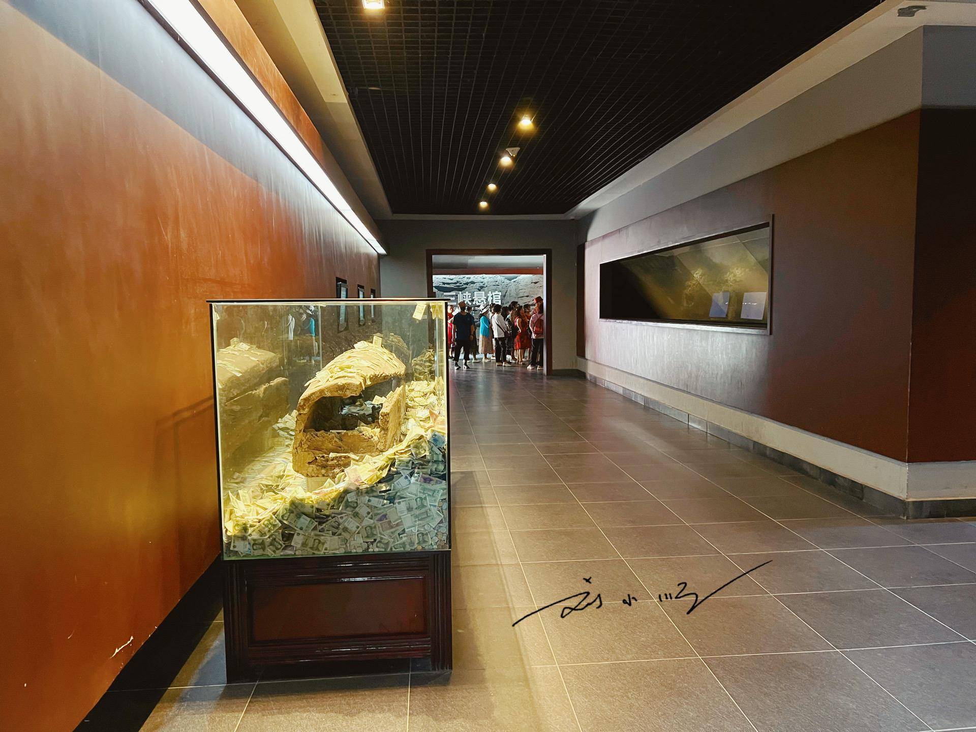 原创重庆奉节白帝城有个悬棺厅展示棺里竟然塞满钱游客祈福