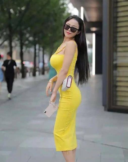 原创葫芦身材的连衣裙美女燃爆整个街头的气氛