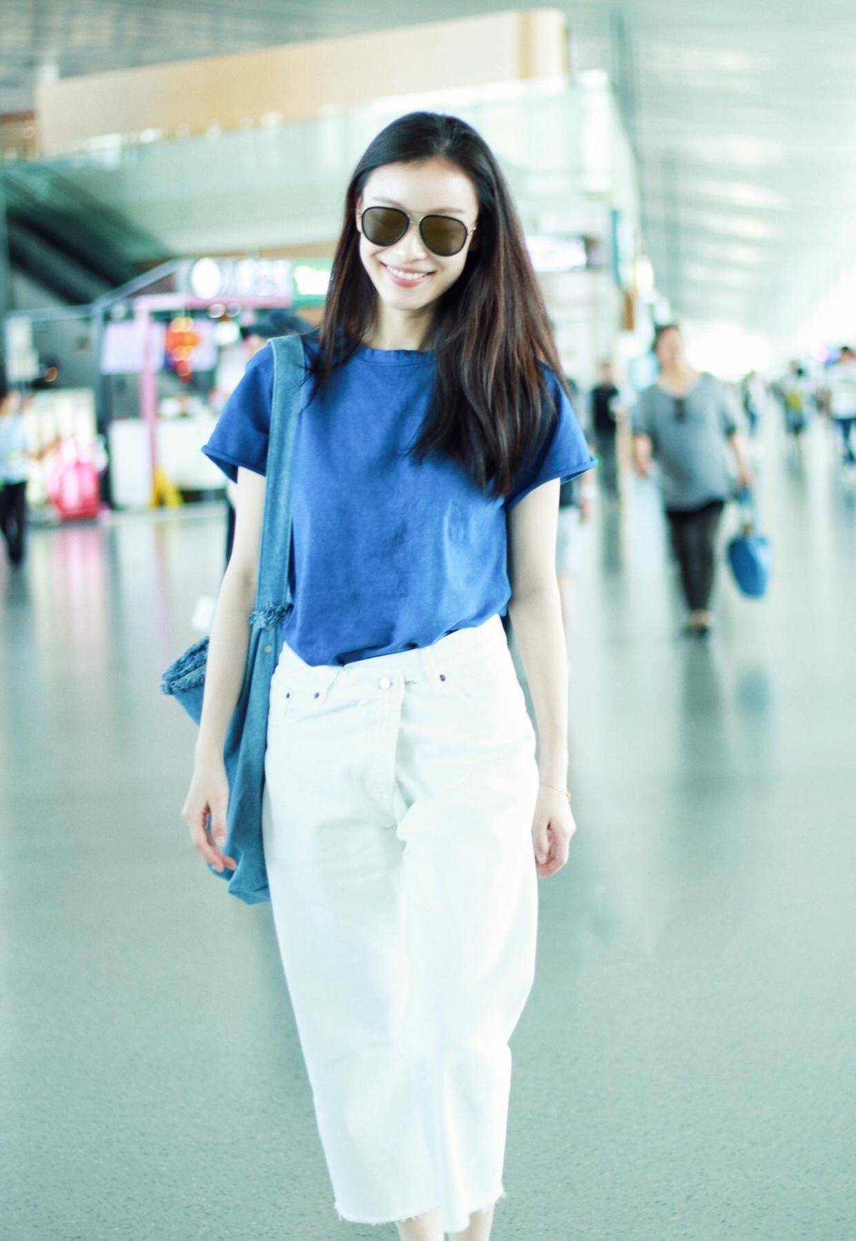 女明星不是个合格的"大妈",蓝衬衫配百褶裙优雅温柔,清新减龄_白色