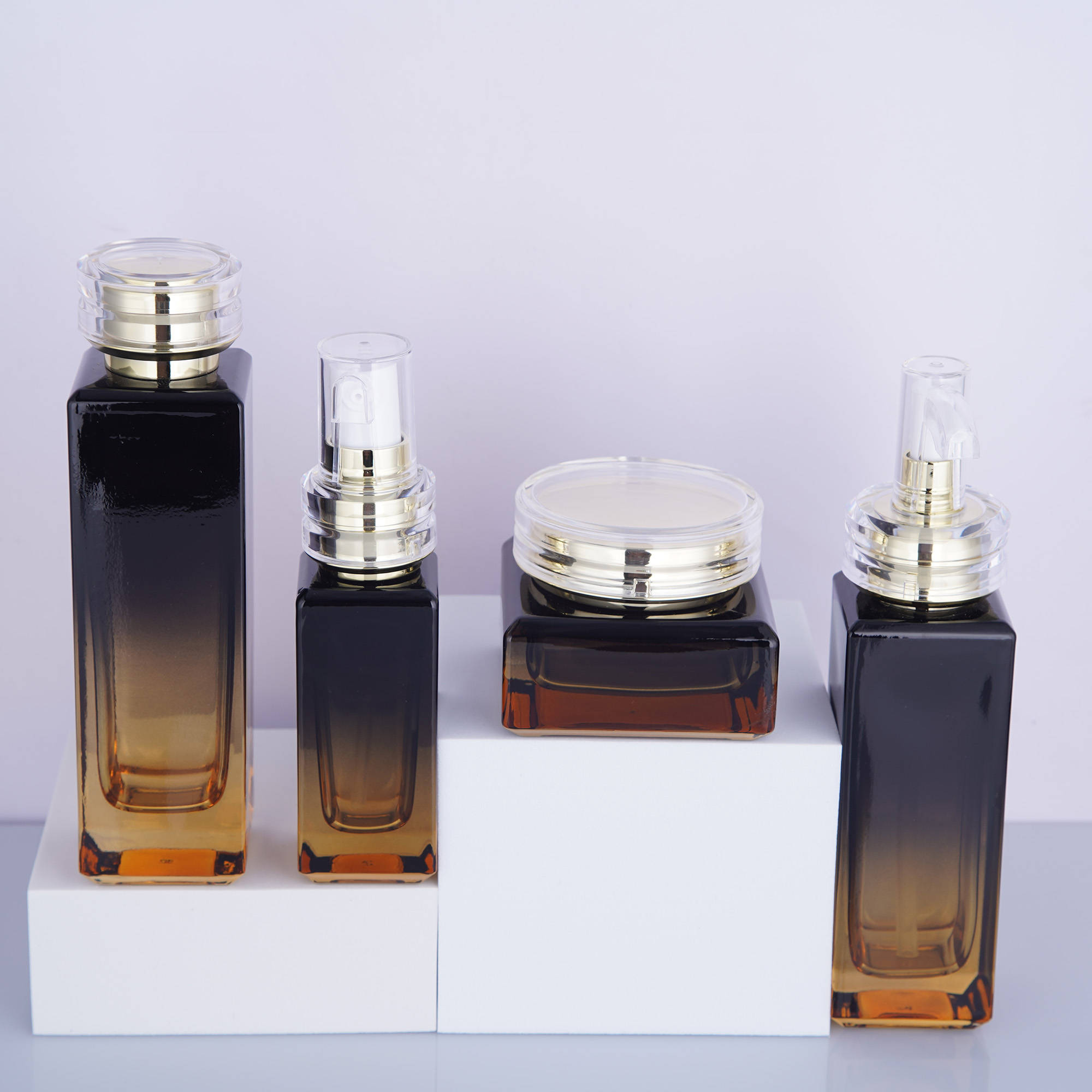 时尚而又张扬的化妆品玻璃瓶设计热烈的红让人心动不已