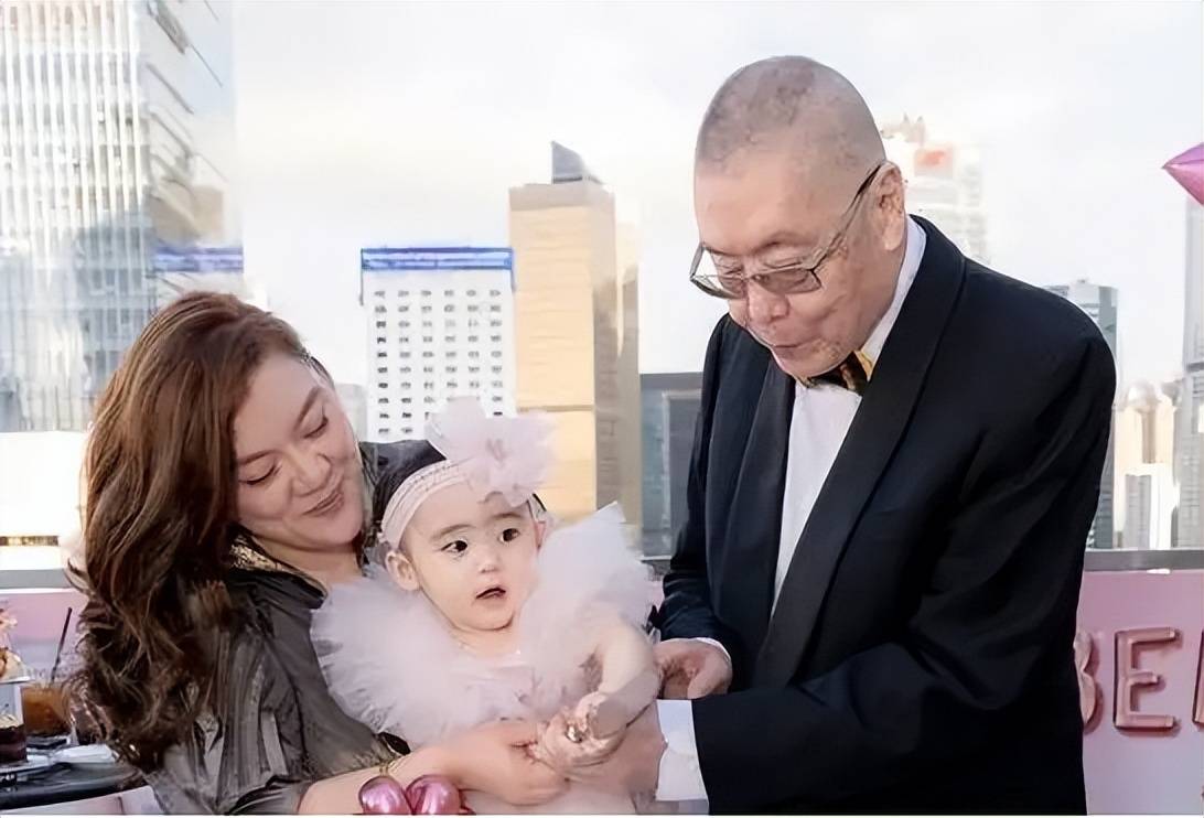 老来得女不尴尬设立5亿基金82岁刘诗昆怎么娶小37岁娇妻的