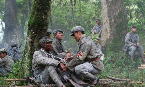 受傷的戰士被激怒,一瞬間完全爆發,用一個動作彰顯軍人之威_王定烈