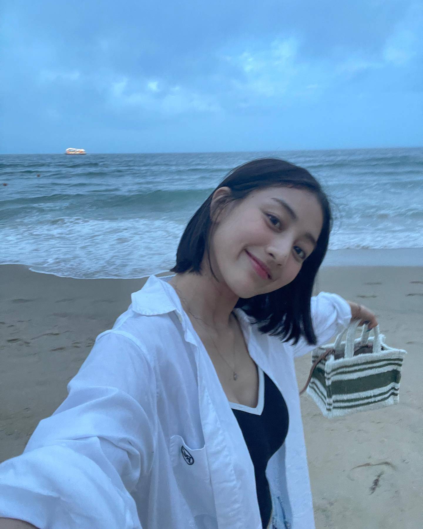 此外,俞定延,1996年出生,今年26岁,朴志效,1997年出生,今年25岁,2015