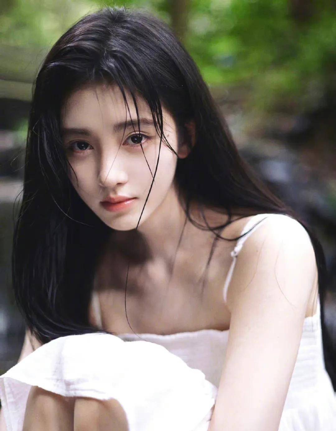鞠婧祎的夏日清凉写真上线啦!