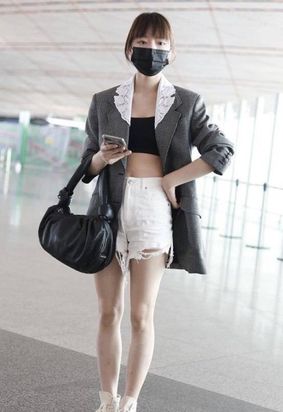 原创齐明月孙铱终于火了剧里是大家闺秀剧外穿巴掌大抹胸时髦大胆