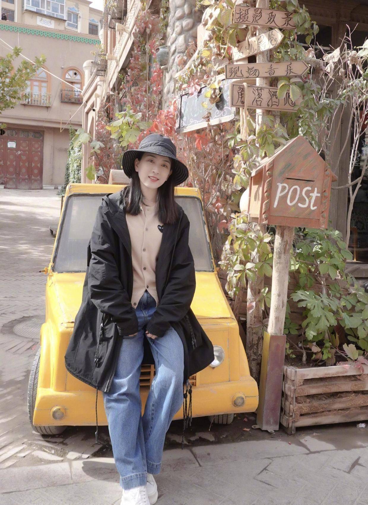 原创马苏剪了短发更有气质穿黑色毛衣配牛仔裤虽简约却很有高级感