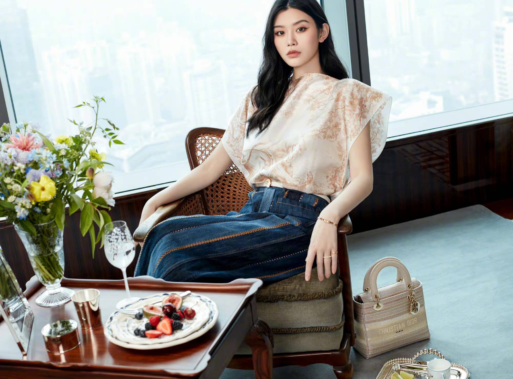 奚梦瑶分享自用好物,一套睡衣近6千元,7个发夹近2千,很接地气_衣服