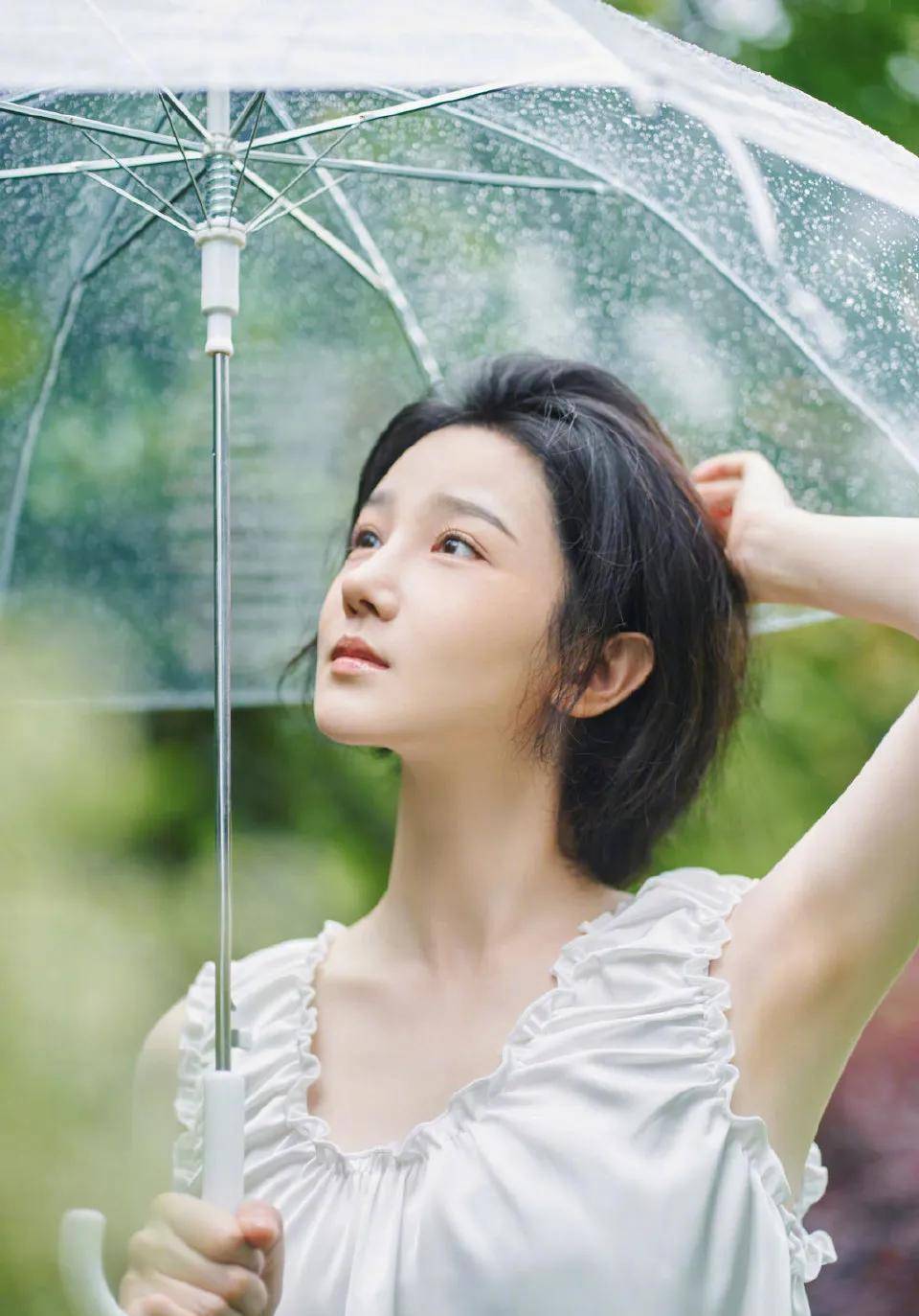 陈小纭晒照庆生,黑色短发,无袖上衣搭牛仔裤,青春活力满满_日照_雨伞