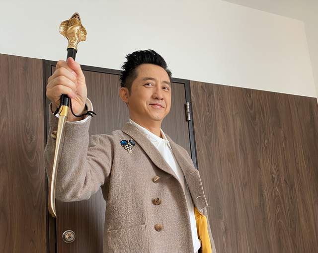 61岁庾澄庆近照曝光,穿帅气西服喝喜酒,瘦身成功后自夸是大帅哥_减肥