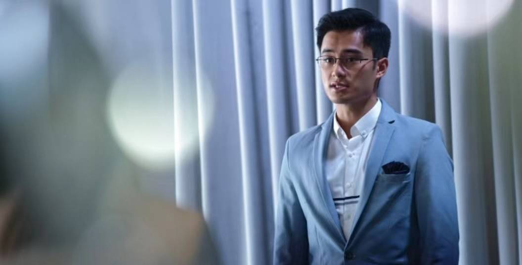 在戏中,孔德贤饰演的是"袁家宝"这个角色,而他的父母则是分别由谭耀文