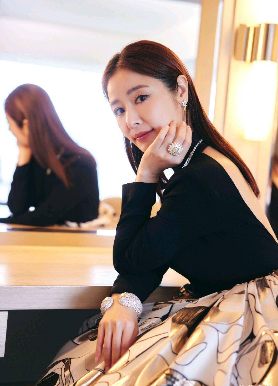 原创林心如也是个洋气人拼接印花长裙优雅高级前面端庄后面时尚